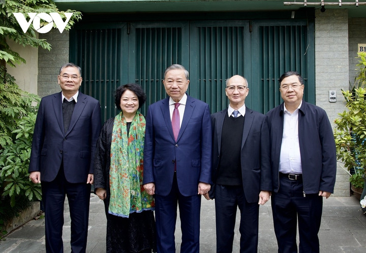 Tổng Bí thư chụp ảnh lưu niệm với người thân cố Thủ tướng Phạm Văn Đồng.