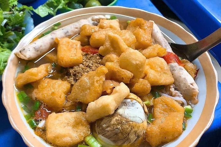 Cận cảnh bát bún riêu tại quán 54 Bạch Mai. (Ảnh: Bún riêu LH)