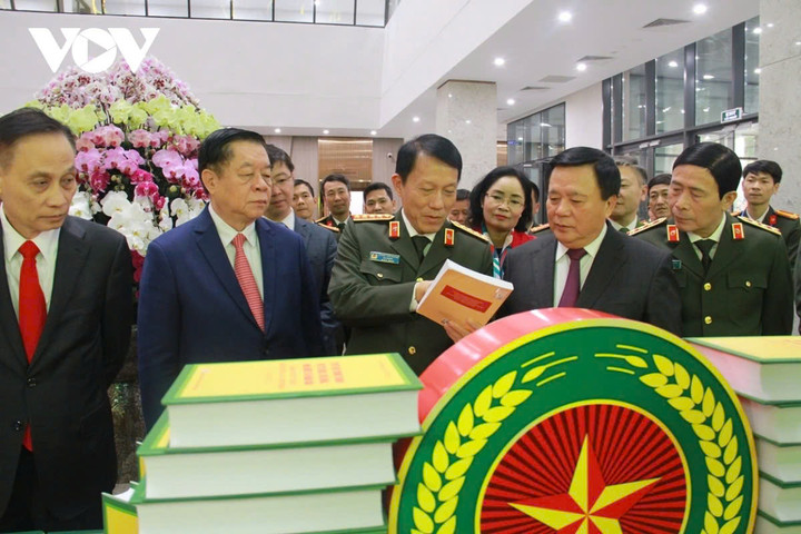 Các đại biểu tại buổi lễ ra mắt cuốn sách "Tuyệt đối trung thành với Tổ quốc, với Đảng, Nhà nước và Nhân dân - Sáng ngời tư cách người Công an cách mạng" của Tổng Bí thư Tô Lâm. (Ảnh: Trọng Phú)