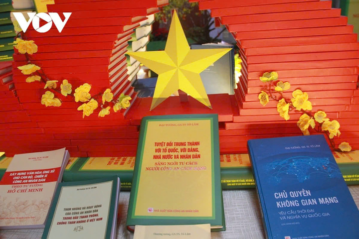 Cuốn sách "Tuyệt đối trung thành với Tổ quốc, với Đảng, Nhà nước và Nhân dân - Sáng ngời tư cách người Công an cách mạng".