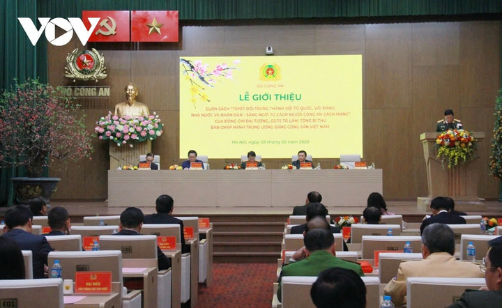 Toàn cảnh buổi lễ giới thiệu cuốn sách "Tuyệt đối trung thành với Tổ quốc, với Đảng, Nhà nước và Nhân dân - Sáng ngời tư cách người Công an cách mạng".