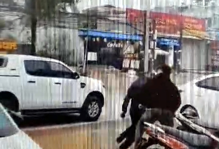 Hình ảnh cán bộ Trung tâm Phát triển Quỹ đất huyện Thạch Thất hành hung người khác.