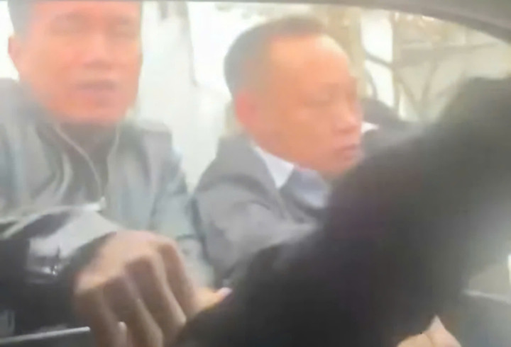 Hình ảnh 2 đối tượng hành hung tài xế Vũ Đức Th. (Ảnh cắt từ clip)