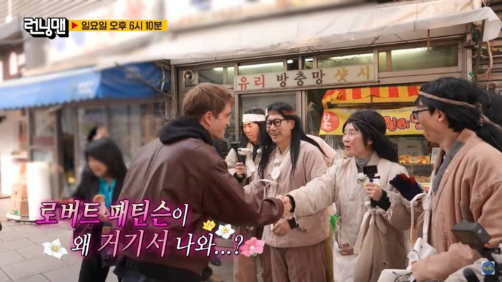 Dàn sao Running Man bất ngờ khi gặp Robert Pattinson.