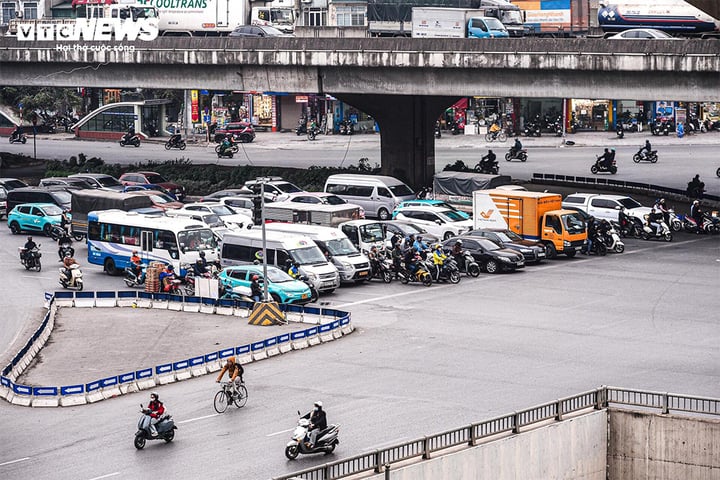 Mức phạt tăng, xe cộ xếp hàng thẳng tắp chờ đèn đỏ ở các ngã tư Hà Nội. (Ảnh: Viên Minh - Chí Anh)