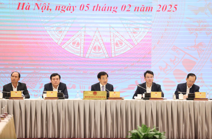 Đại diện lãnh đạo các bộ, ngành chủ trì họp báo Chính phủ tháng 1/2025. (Ảnh: VGP/NB)