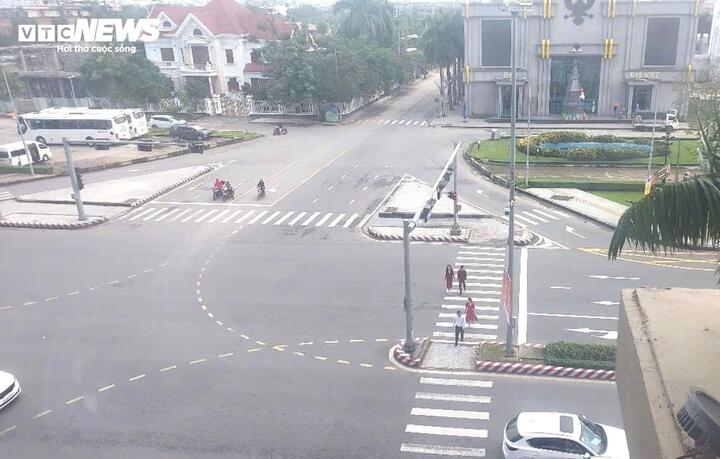 Người đi bộ sang đường phải chấp hành nghiêm quy định.