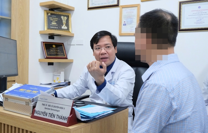 Bác sĩ Thành tư vấn sức khoẻ cho người bệnh đến khám. (Ảnh: BSCC)