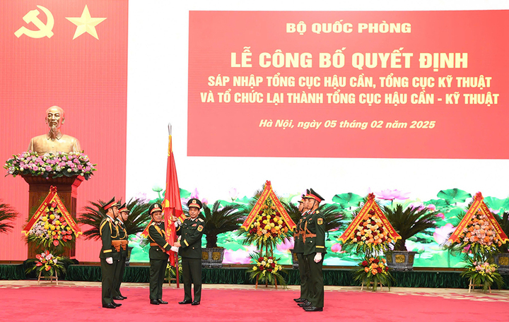 Đại tướng Phan Văn Giang trao Quân kỳ Quyết thắng cho Tổng cục Hậu cần - Kỹ thuật. (Ảnh: Bộ Quốc phòng)