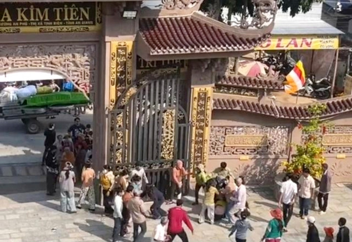 Cảnh chen lấn, xô đẩy rồi cướp tài sản xảy ra trước cổng chùa Kim Tiên. (Ảnh cắt từ clip)