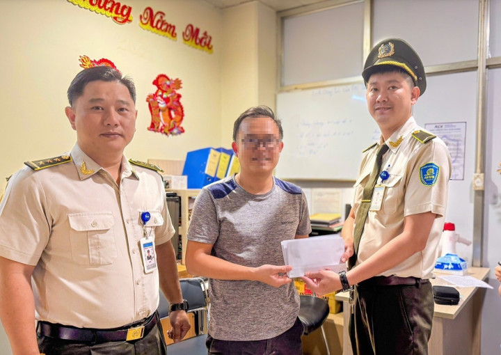 Hành khách BHN nhận lại tài sản bị bỏ rơi ở sân bay Tân Sơn Nhất. (Ảnh: Vietnamnet)