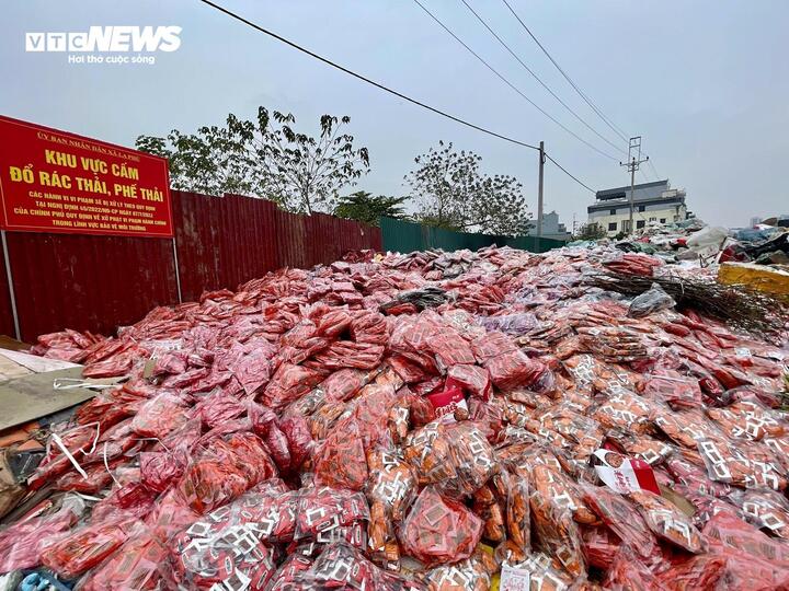 "Lô bánh kẹo lạ này xuất hiện tại bãi rác vài ngày nay, chúng tôi đang làm việc với các cơ quan chức năng để xác minh nguồn gốc, cũng như truy tìm người đổ thải để xử lý theo quy định", ông Tiến nói.