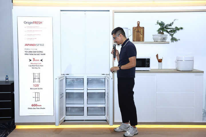 Reviewer Dương Dê thử nghiệm khả năng chống bám vân tay của mặt kính tủ lạnh Toshiba.