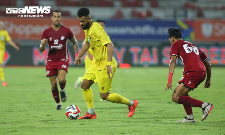 Ramos - cầu thủ chơi tồi từ đầu trận - bị phạt việt vị ở tình huống trước khi bóng đến chân Ngọc Mỹ.