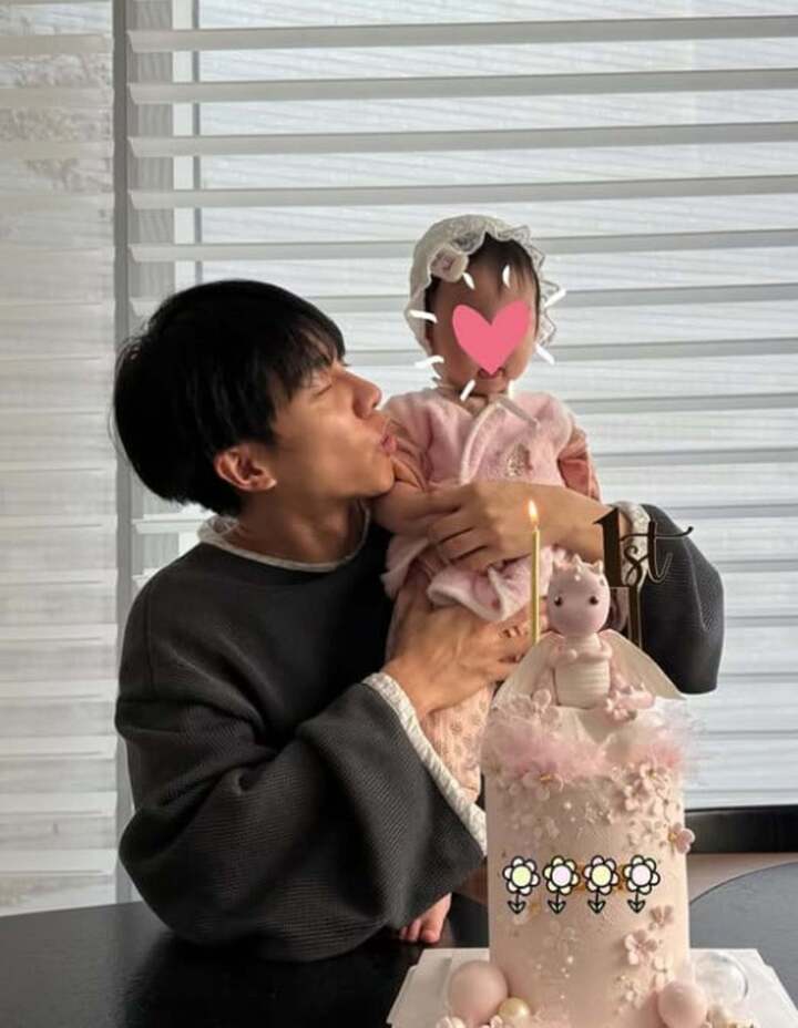 Lee Seung Gi và con gái.