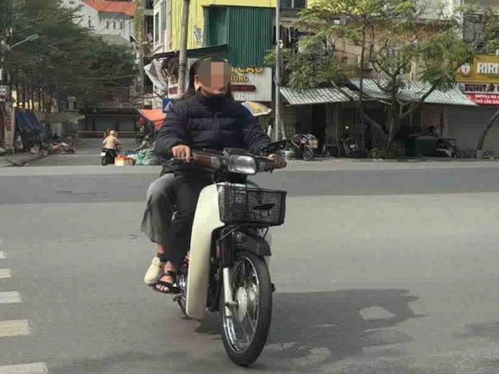 Hình ảnh ông H. lái xe máy không đội mũ bảo hiểm.