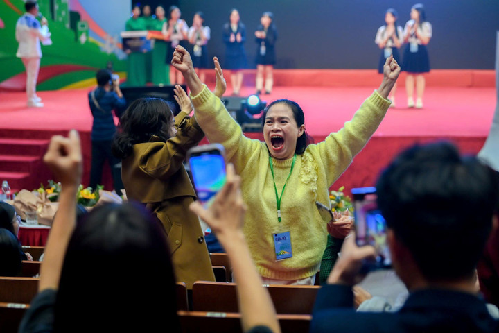 Phụ huynh của đội Greenie Goofballs – quán quân bảng tiếng Anh.