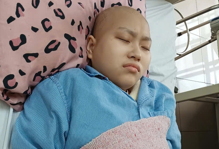 Cùng lúc, cô bé phải chiến đấu với 2 bệnh hiểm nghèo.