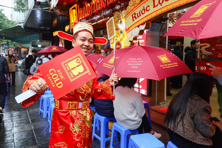 Cửa hàng vàng sẽ mở cửa từ sáng sớm trong ngày vía thần Tài hôm nay.