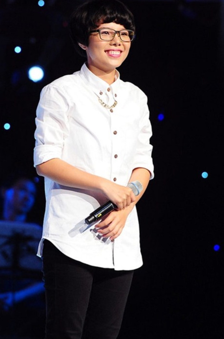 Khi tham gia "Giọng hát Việt 2013", Vũ Cát Tường đã cắt tóc ngắn, mặc áo sơ mi đơn giản và cá tính. Ngoài phong cách khác lạ, cô gây chú ý với chất giọng nữ cao, âm vực rộng.