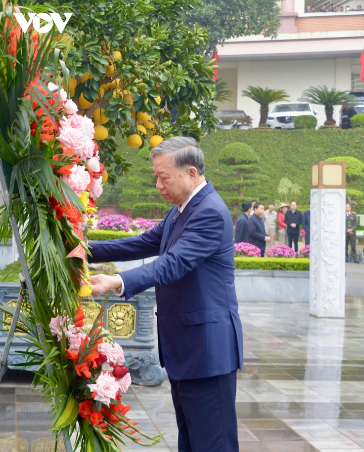 Tổng Bí thư Tô Lâm tưởng nhớ Chủ tịch Hồ Chí Minh tại tượng đài Bác Hồ trong khuôn viên Tỉnh uỷ Hà Giang