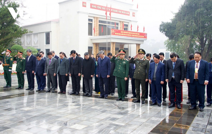 Tổng Bí thư Tô Lâm cùng đoàn công tác đến dâng hoa tưởng nhớ Chủ tịch Hồ Chí Minh tại tượng đài Bác Hồ trong khuôn viên Tỉnh uỷ Hà Giang.