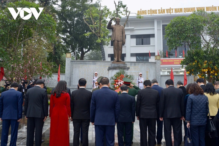 Tổng Bí thư Tô Lâm cùng đoàn công tác đến dâng hoa tưởng nhớ Chủ tịch Hồ Chí Minh tại tượng đài Bác Hồ trong khuôn viên Tỉnh uỷ Hà Giang.