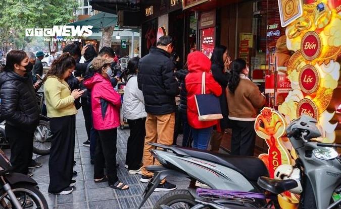 Người dân xếp hàng mua vàng trước ngày vía thần Tài, bất chấp giá cao ngất. (Ảnh: Minh Đức)