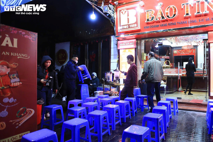 Để phục vụ khách, các cửa hàng vàng từ tờ mờ sáng đã cử nhân viên xếp ghế, chuẩn bị đồ ăn nhẹ cho "thượng đế".