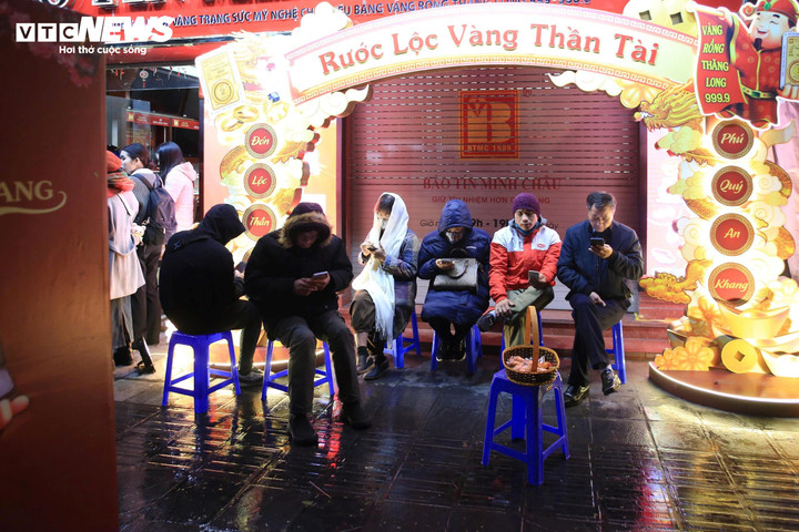 “Năm nào cũng thế tôi và ông Bình đều đến xếp hàng sớm ở vị trí số 1, số 2 để chờ mua vàng với mong muốn mang may mắn về cho con cái và gia đình. Ngoài ra, mua vàng cũng để làm tài sản tích trữ, do đó tôi không quan trọng giá cả đắt hay rẻ, vì tôi mua cũng không nhiều”, ông Phạm Huy Quyết nói.
