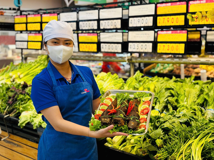 Lần đầu tiên siêu thị cũng tham gia bán cá lóc nướng, cá lóc quay trong ngày vía Thần Tài.