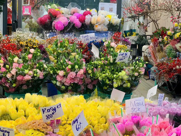 Chỉ một số loại hoa như đồng tiền, cát tường tăng cao do sức mua tăng, còn các loại cúc, cẩm chướng, ly, hồng... vẫn không đổi so với trước Tết. (Ảnh: H. Linh)