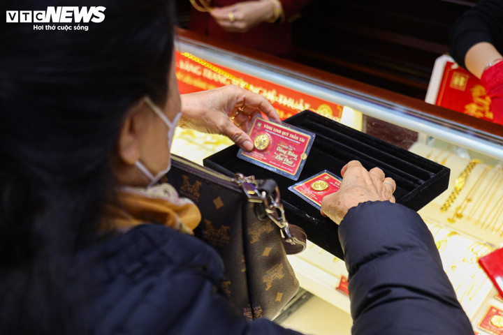 Một khách hàng đang chọn mua vàng đồng xu - sản phẩm chỉ có trong dịp vía thần Tài.