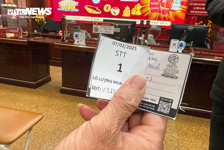 Khoảng 5h30, anh Mạnh đã được các nhân viên hướng dẫn xếp hàng vào gần đến chỗ làm thủ tục giao dịch. “Năm ngoái tôi cũng đi mua vàng ngày vía thần Tài và cảm thấy cả năm 2024 rất may mắn về tài lộc, chính vì thế năm nay tôi lại đi mua. Năm nay giá vàng khá cao nên tôi dự định chỉ mua 1 chỉ”, anh chia sẻ.