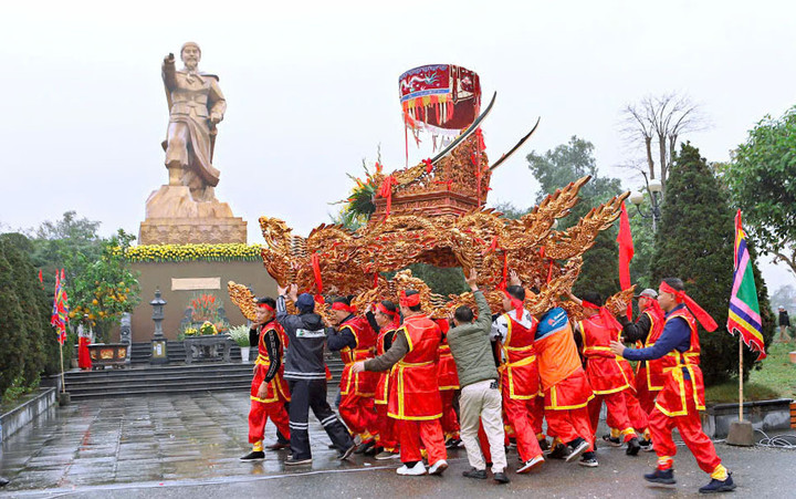 Mang nét tâm linh độc đáo được nhiều người mong đợi nhất là màn “kiệu bay”, khi đi ngang qua khu vực Tượng đài Đức Vương Ngô Quyền, tạo hình ảnh ấn tượng, linh thiêng trong lễ hội…