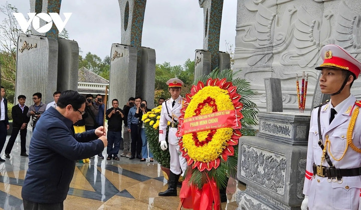 Thủ tướng dâng hoa, dâng hương tại Nghĩa trang liệt sỹ tỉnh Quảng Nam - 3