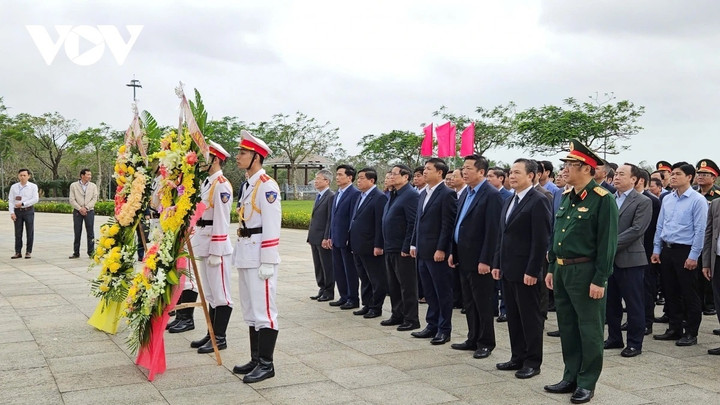 Thủ tướng dâng hoa, dâng hương tại Nghĩa trang liệt sỹ tỉnh Quảng Nam - 7