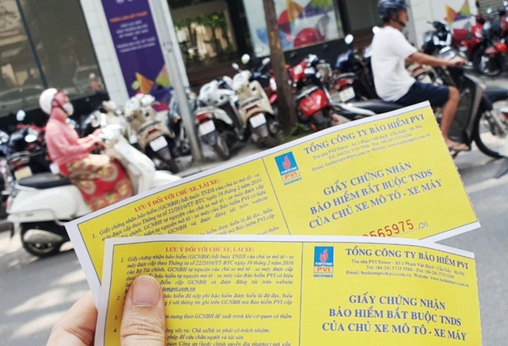 Nhiều ý kiến đề nghị bỏ quy định bắt buộc phải mua bảo hiểm xe máy. (Ảnh minh họa: KT)