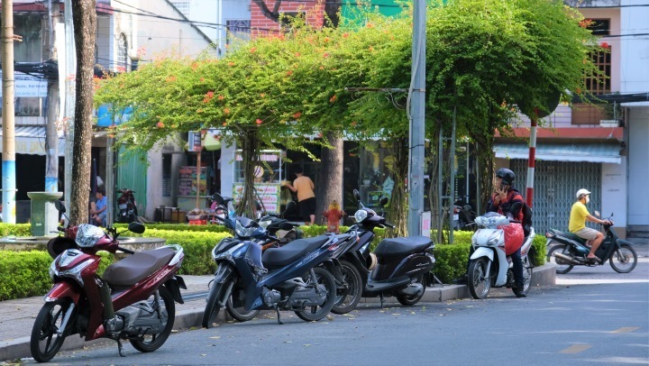 Đỗ xe máy ở lòng đường bị phạt bao nhiêu tiền? - 1