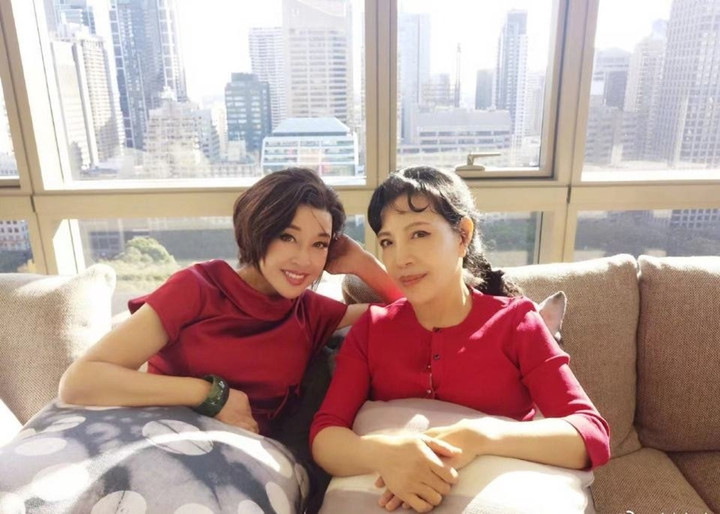 Lưu Hiểu Khánh (trái) và em gái thời còn thân thiết.