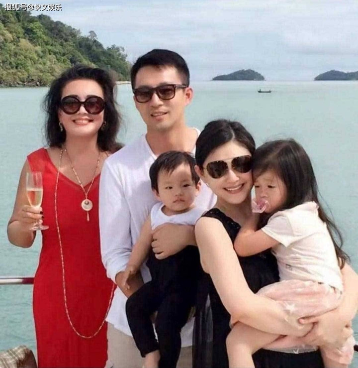 Gia đình bốn người của Uông Tiểu Phi - Từ Hy Viên chụp ảnh cùng bà Trương Lan trong một chuyến du lịch.