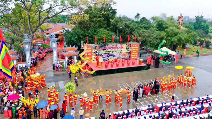 Nghi thức hợp tế, hợp rước của các đội tế “Tứ linh từ” cùng đội tế của một số di tích ở các làng khác trong tổng được diễn ra bài bản, quy mô, nhịp nhàng và vô cùng cẩn trọng.