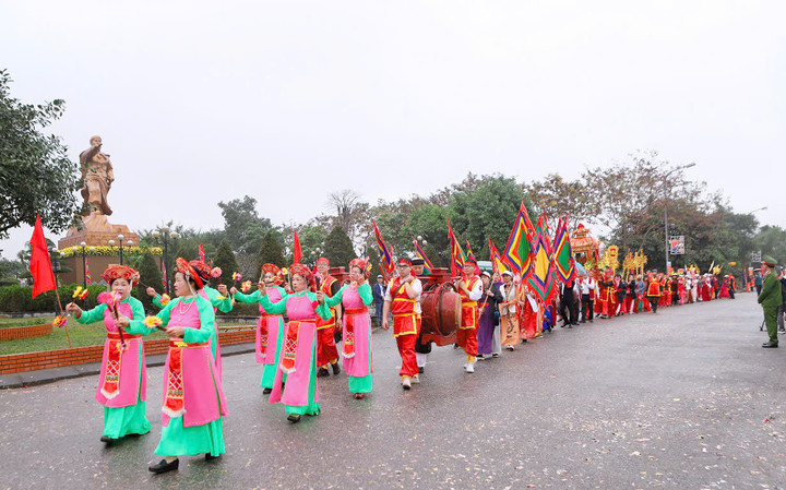 Lễ rước kiệu truyền thống gồm 7 đoàn thuộc các làng, các phường trong quận.