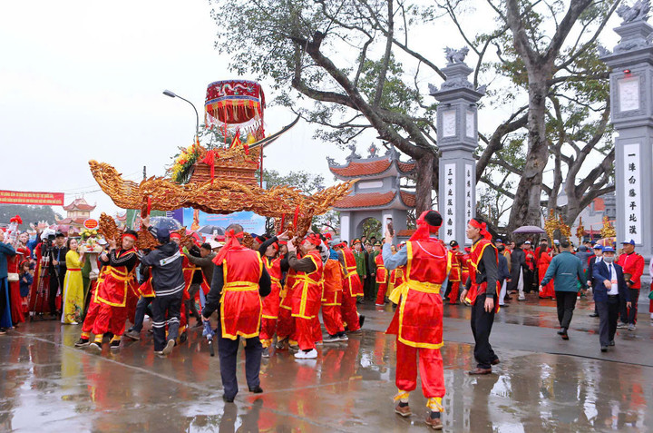 Thánh tượng được rước ra đình để làm lễ và phụng thờ một đêm ở đó.