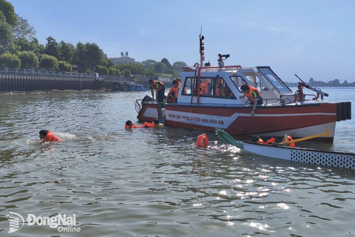 Lực lượng Phòng Cảnh sát phòng cháy, chữa cháy và cứu nạn, cứu hộ Công an tỉnh đưa 12 vận động viên lên bờ an toàn.