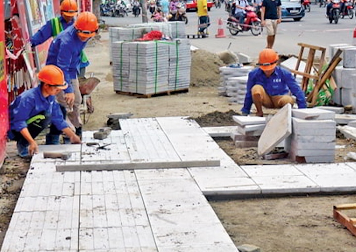 Chưa có quy định xử phạt người đi bộ dưới lòng đường vì vỉa hè đang thi công. (Ảnh minh hoạ)