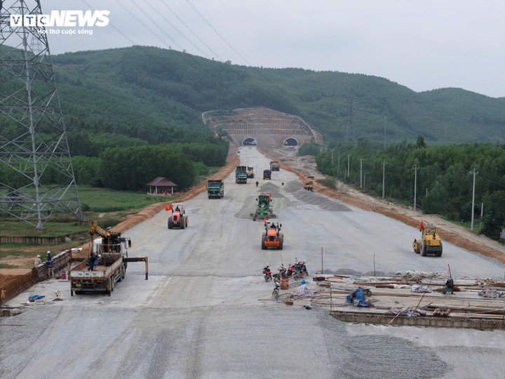 Cán bộ, kỹ sư, công nhân thi công cao tốc xuyên Tết.