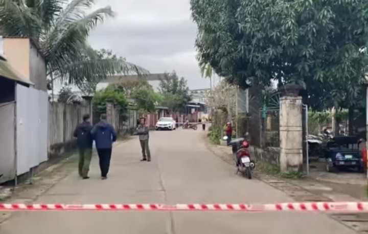 Lực lượng chức năng phong tỏa hiện trường để điều tra, làm rõ vụ việc.