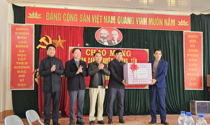 Lãnh đạo huyện Thường Tín tặng quà và chúc Tết bà con Nhân dân xã Chiềng Xuân, huyện Vân Hồ, Sơn La. (Ảnh: Tô Quý)