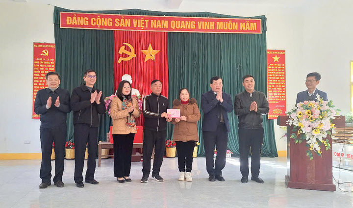 Huyện Thường Tín tặng 9 suất quà cho bà con bản Suối Quanh, xã Chiềng Xuân, huyện Vân Hồ, Sơn La.